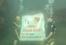 sağlık personelinden kız arkadaşına su altında pankartlı sürpriz evlilik teklifi