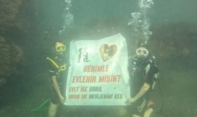 sağlık personelinden kız arkadaşına su altında pankartlı sürpriz evlilik teklifi