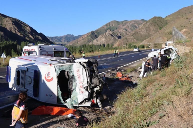 ambulans ile otomobilin çarpıştığı feci kazada 2 sağlık çalışanı hayatını kaybetti