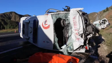 ambulans ile otomobilin çarpıştığı feci kazada 2 sağlık çalışanı hayatını kaybetti