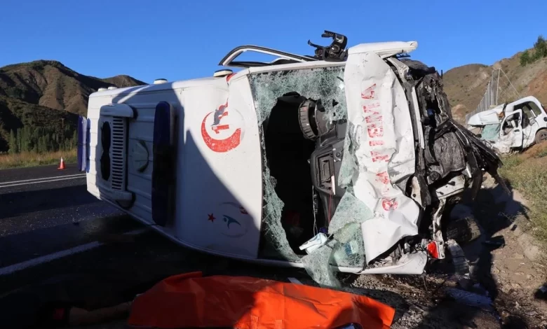 ambulans ile otomobilin çarpıştığı feci kazada 2 sağlık çalışanı hayatını kaybetti