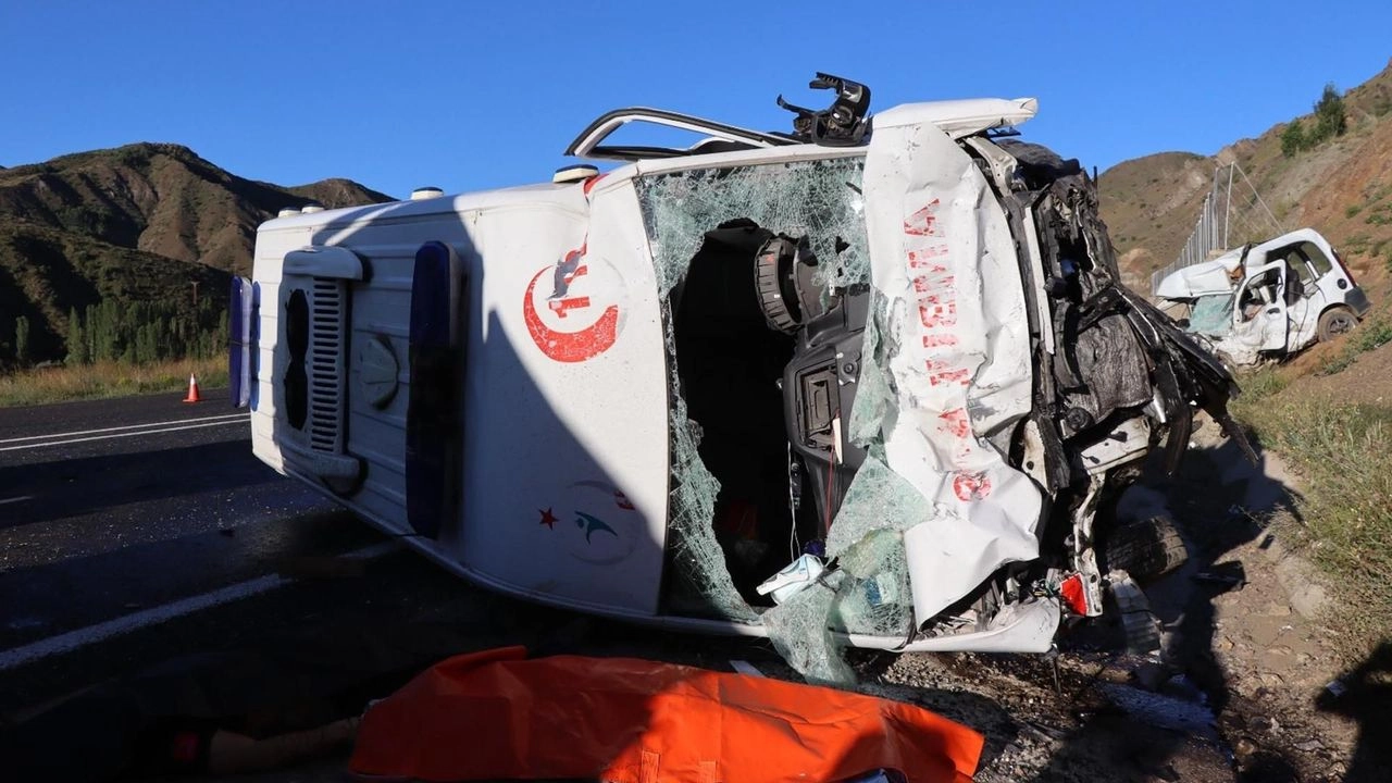 Ambulans ile Otomobilin Çarpıştığı Feci Kazada 2 Sağlık Çalışanı Hayatını Kaybetti