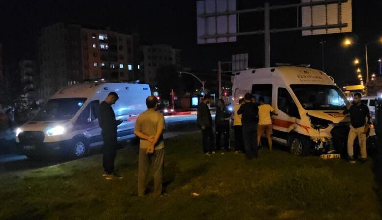 ambulans ile otomobil çarpıştı: 6 yaralı