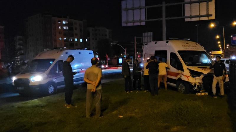 Ambulans ile Otomobil Çarpıştı: 6 Yaralı