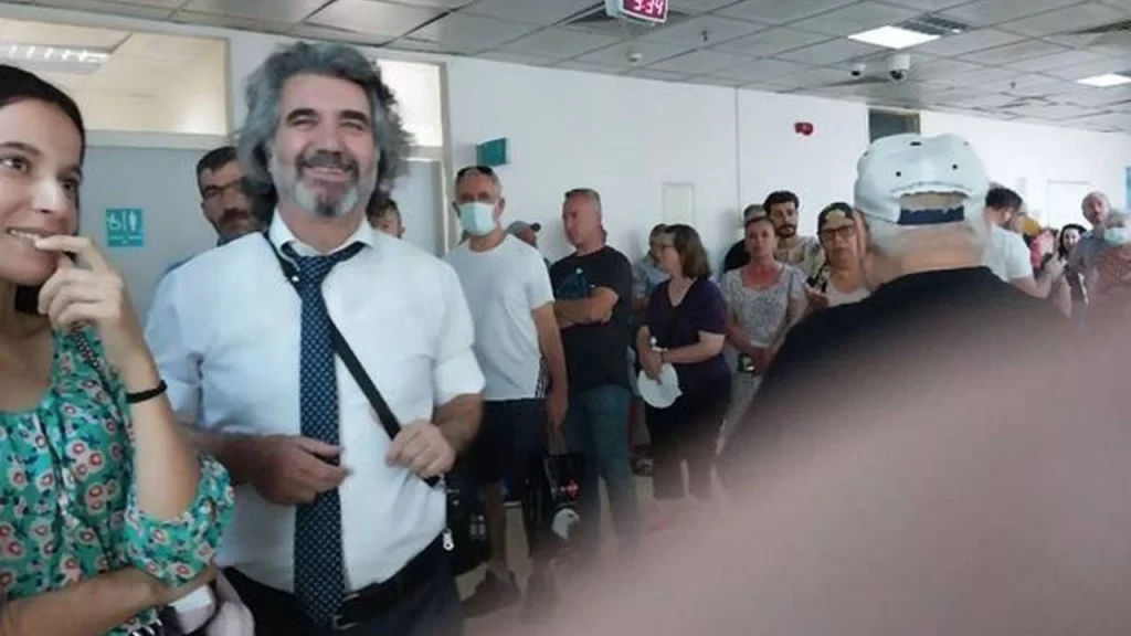 33 Yıl Çalıştığı Hastanede Muayene Kuyruğuna Giren Doktor Herkesi Şaşırttı