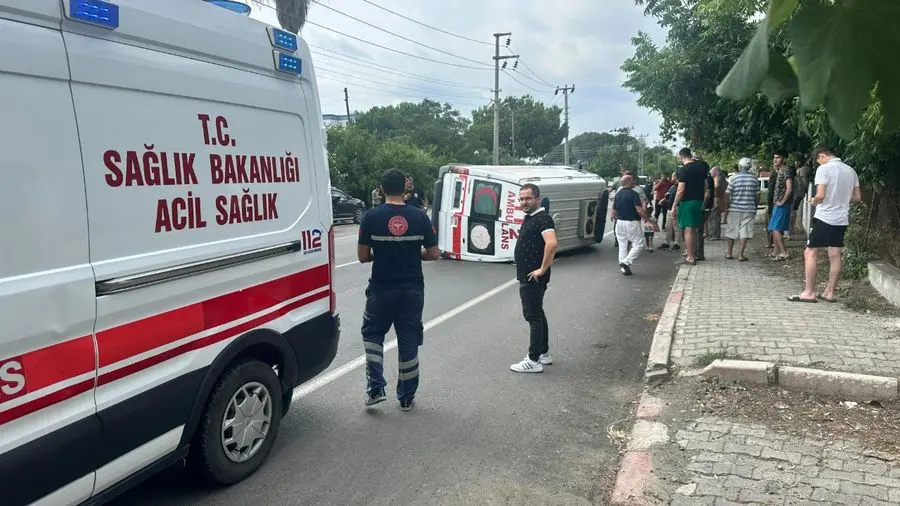 Devrilen Ambulanstaki 2 Sağlık Personeli Yaralandı