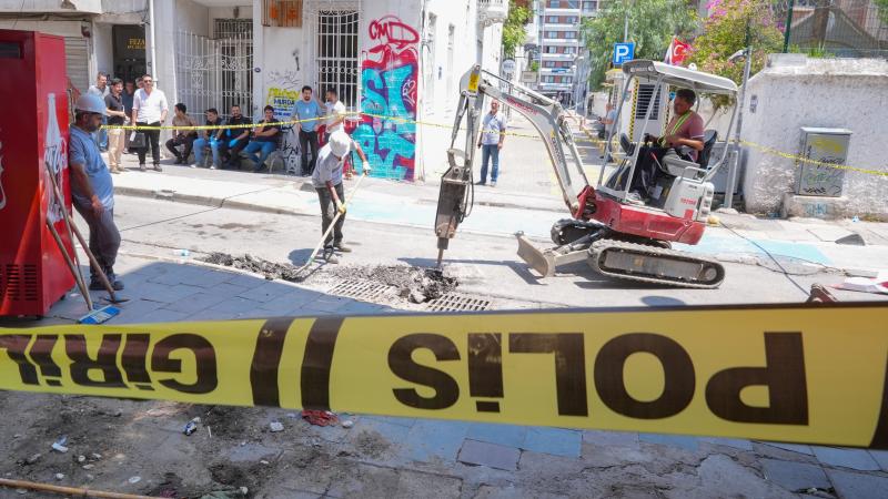 İzmir Konak’ta sağanaktan korunmaya çalışırken elektrik akımına kapılan biri tıp