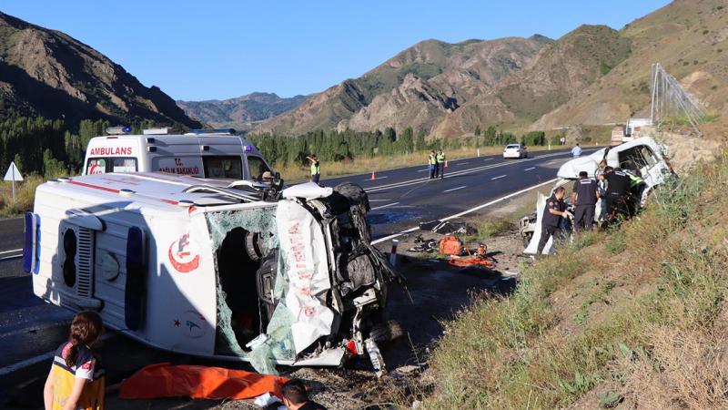 Sağlık Bakanlığı, Erzurum’da ambulans ile hafif ticari aracın çarpıştığı kazada