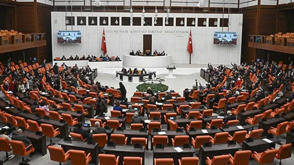 Kamuda Tasarruf Teklifi Mecliste Kabul Edildi: 1 Ocak'ta Yürürlüğe Girecek Kamuda Tasarruf Teklifi Mecliste Kabul Edildi: 1 Ocak'ta Yürürlüğe Girecek