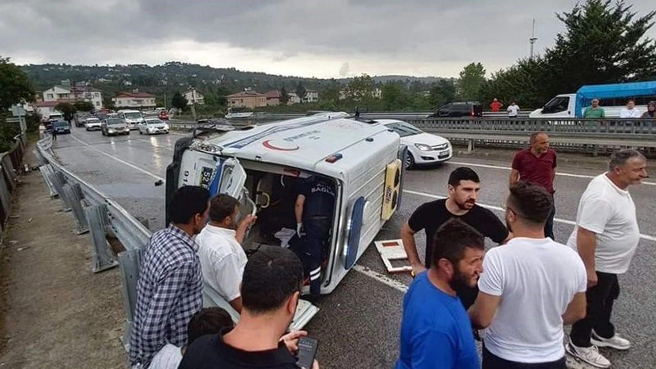 Ordu’nun Altınordu ilçesinde, yağışlar nedeniyle kayganlaşan yolda sürücüsünün kontrolünü kaybettiği