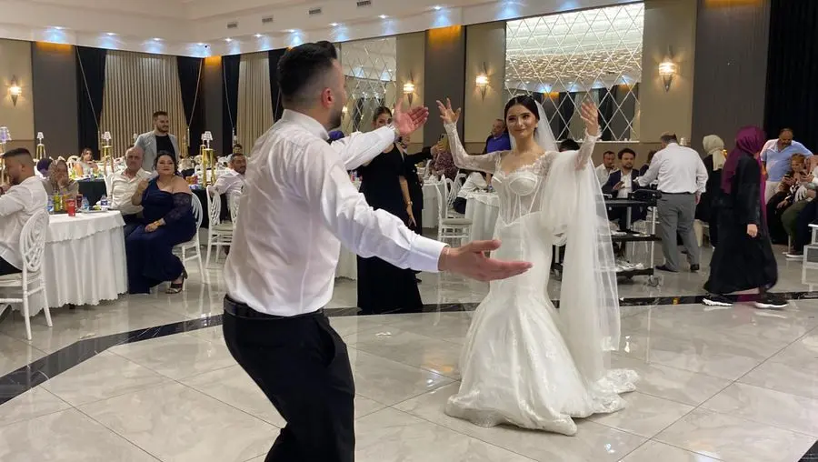 Kocaeli’de görev yapan sağlıkçı çiftin renkli düğünü büyük beğeni topladı.