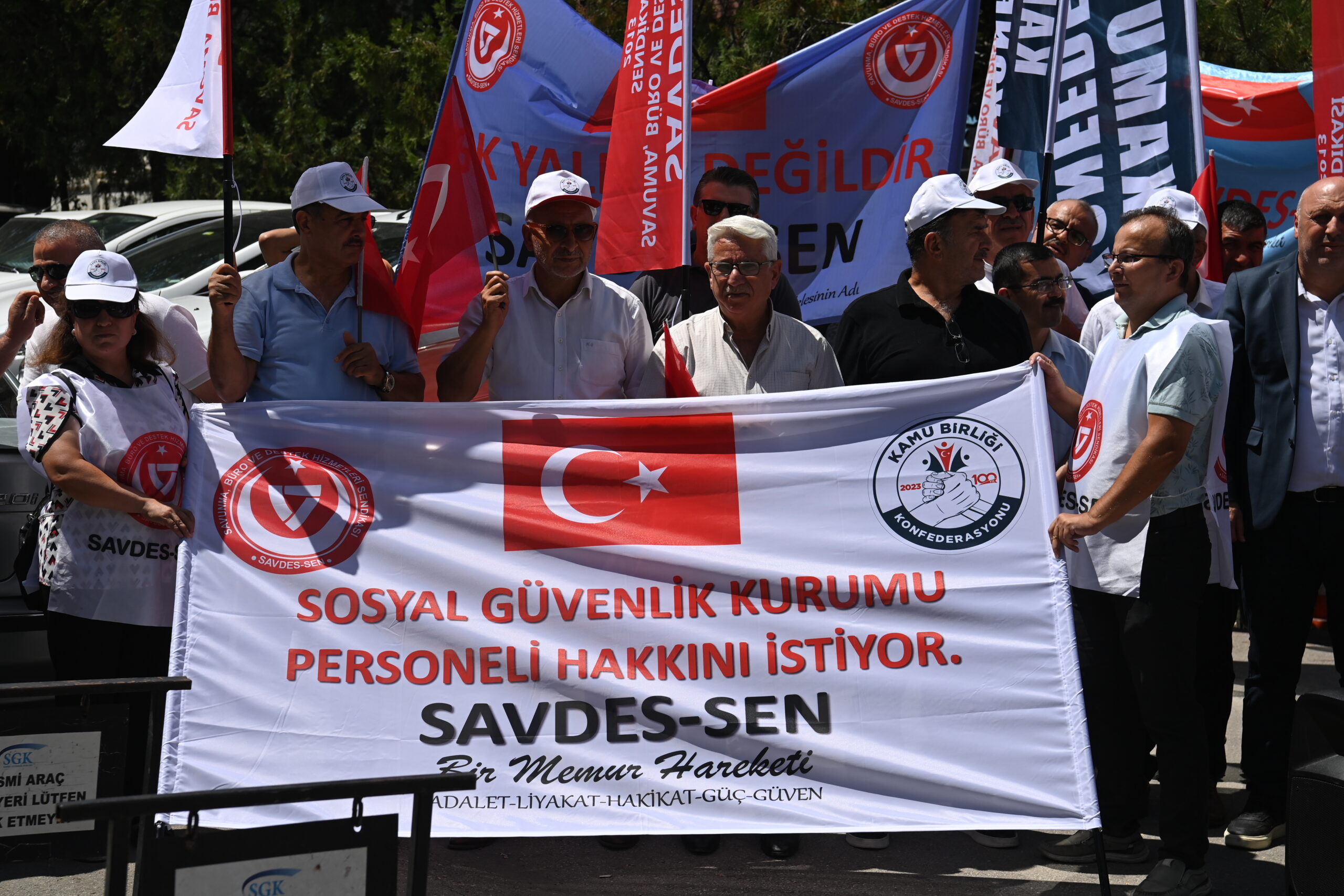 kamu birliği konfederasyonu ve savdes-sen'den sert tepki: servislerin kaldırılması sorun çözer mi?