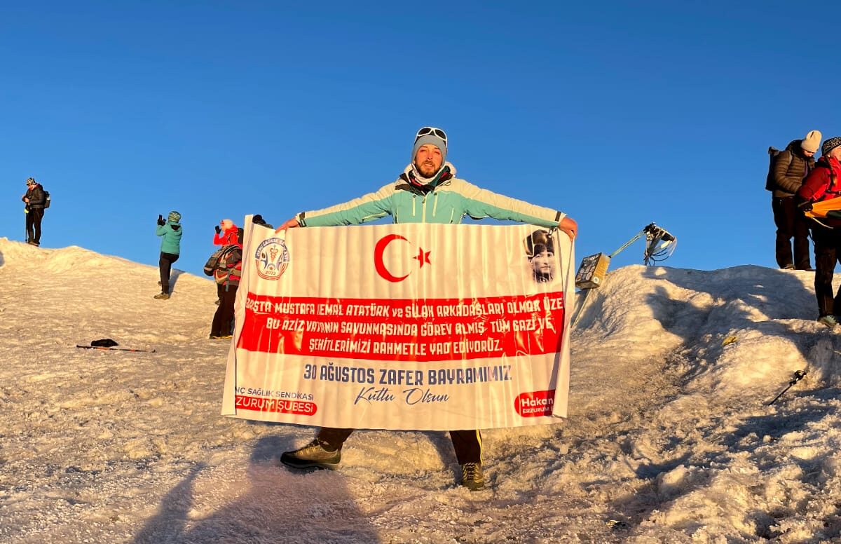 Genç Sağlık Sendikası Zafer Haftasında Ağrı Dağı'nın Zirevsine Çıktı