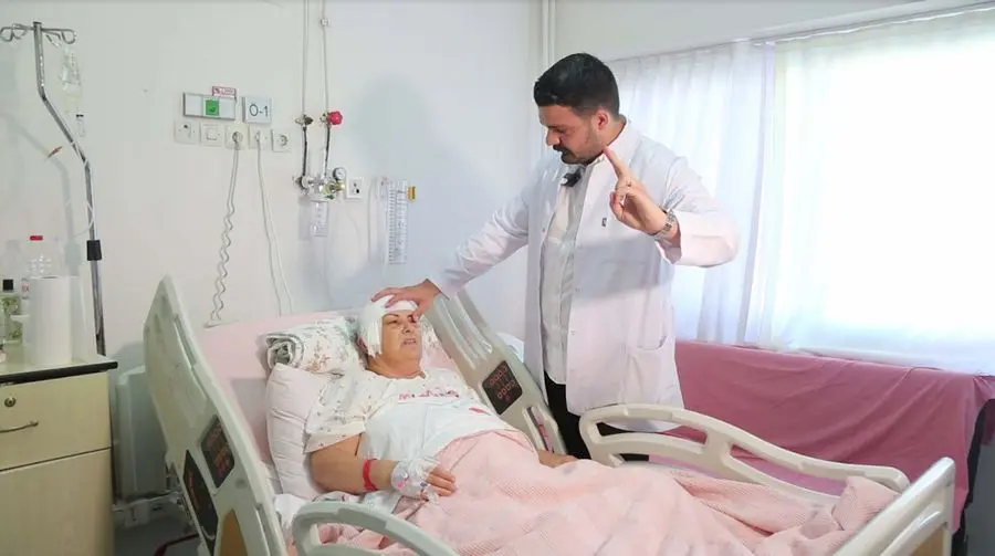 İzmir’de beyin tümörü nedeniyle görme kaybı yaşayan emekli İngilizce öğretmeni