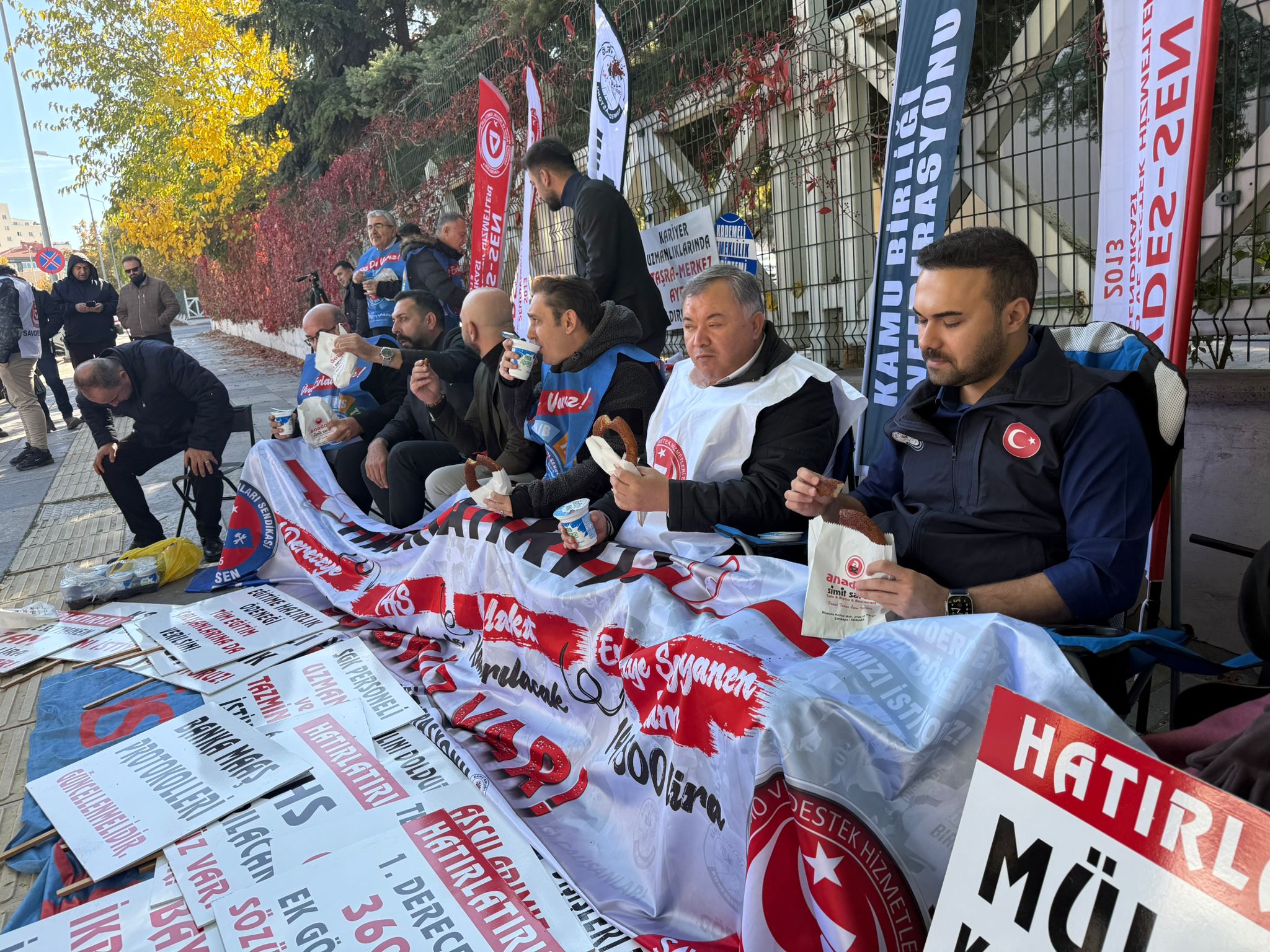 genç sağlık sendikası çalışma bakanlığı önünde oturma eylemi yapıyor