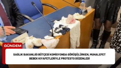 sağlık bakanlığı bütçesi komisyonda görüşülürken, muhalefet bebek kıyafetleriyle protesto düzenledi