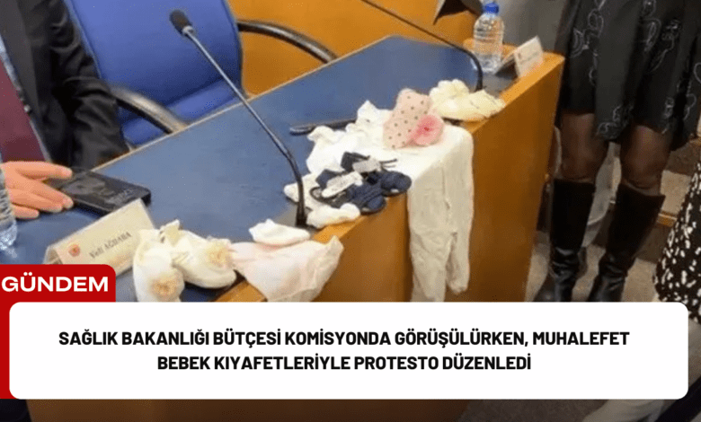 sağlık bakanlığı bütçesi komisyonda görüşülürken, muhalefet bebek kıyafetleriyle protesto düzenledi