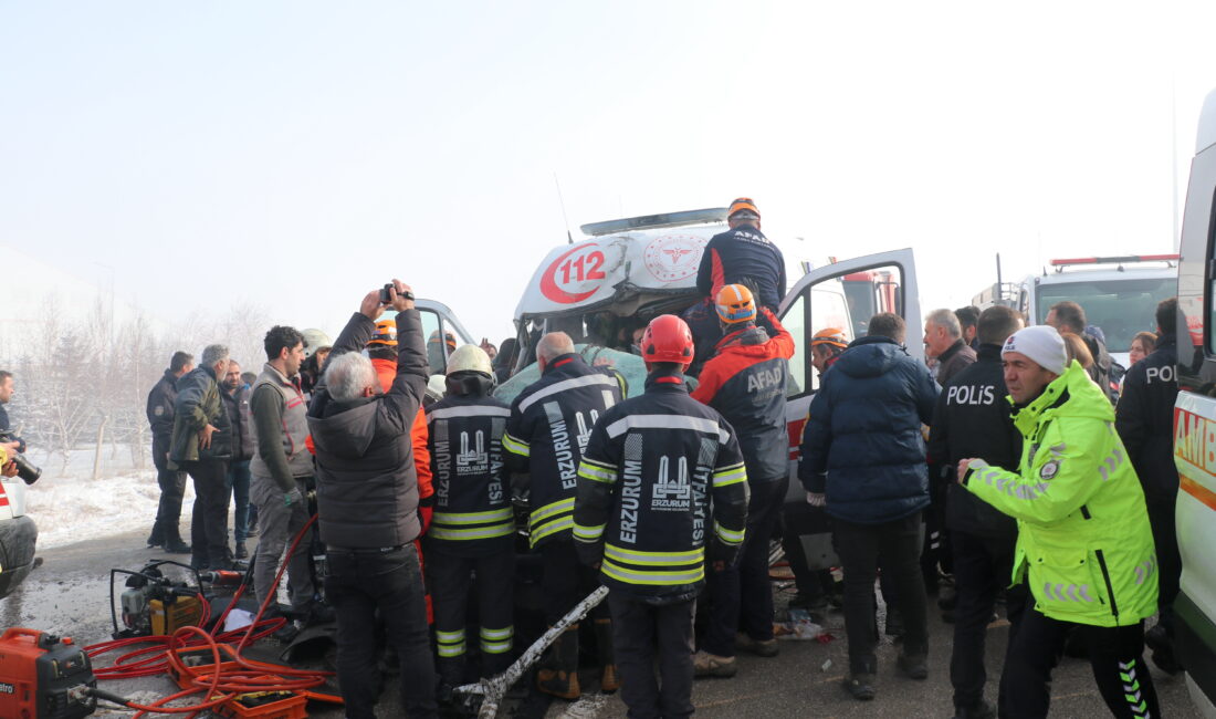 Erzurum’da bir ambulans ile aracın çarpışmasının ardından olay yerine müdahaleye
