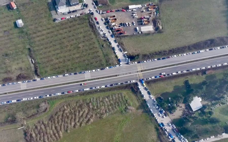 Kalp Krizi Sonucu Hayatını Kaybeden Aile Hekimine Veda: Sevenleri Kilometrelerce Araç Kuyruğu Oluşturdu Kalp Krizi Sonucu Hayatını Kaybeden Aile Hekimine Veda: Sevenleri Kilometrelerce Araç Kuyruğu Oluşturdu