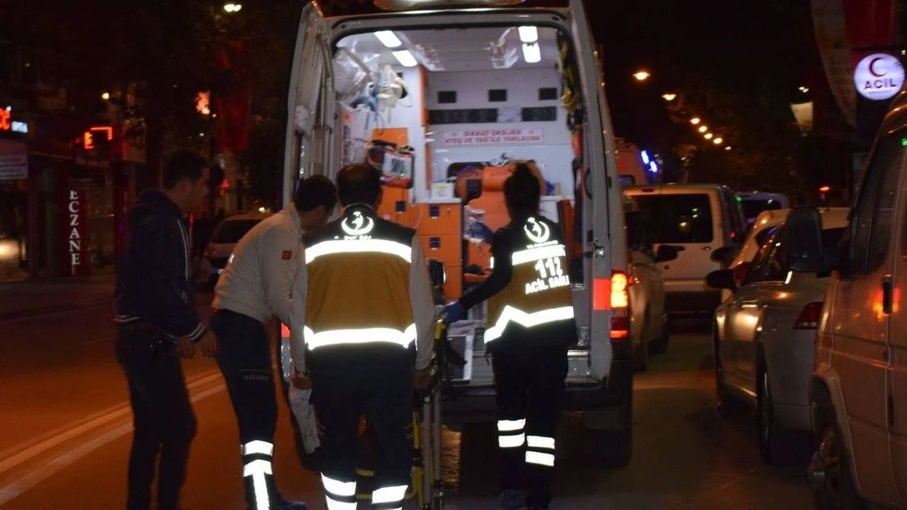 Ambulans ile Otomobil Çarpıştı, Bir Sağlık Çalışanı Yaralandı