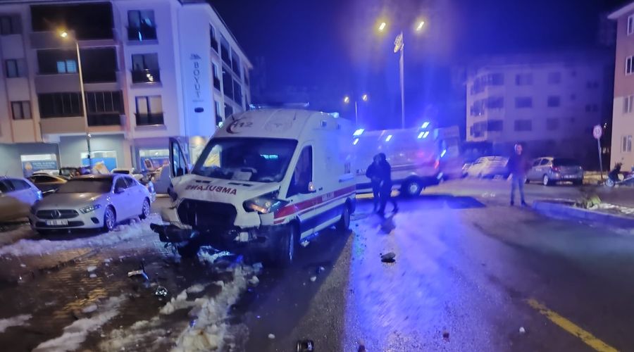 Hasta Taşıyan Ambulans ile Otomobil Çarpıştı: 7 Yaralı