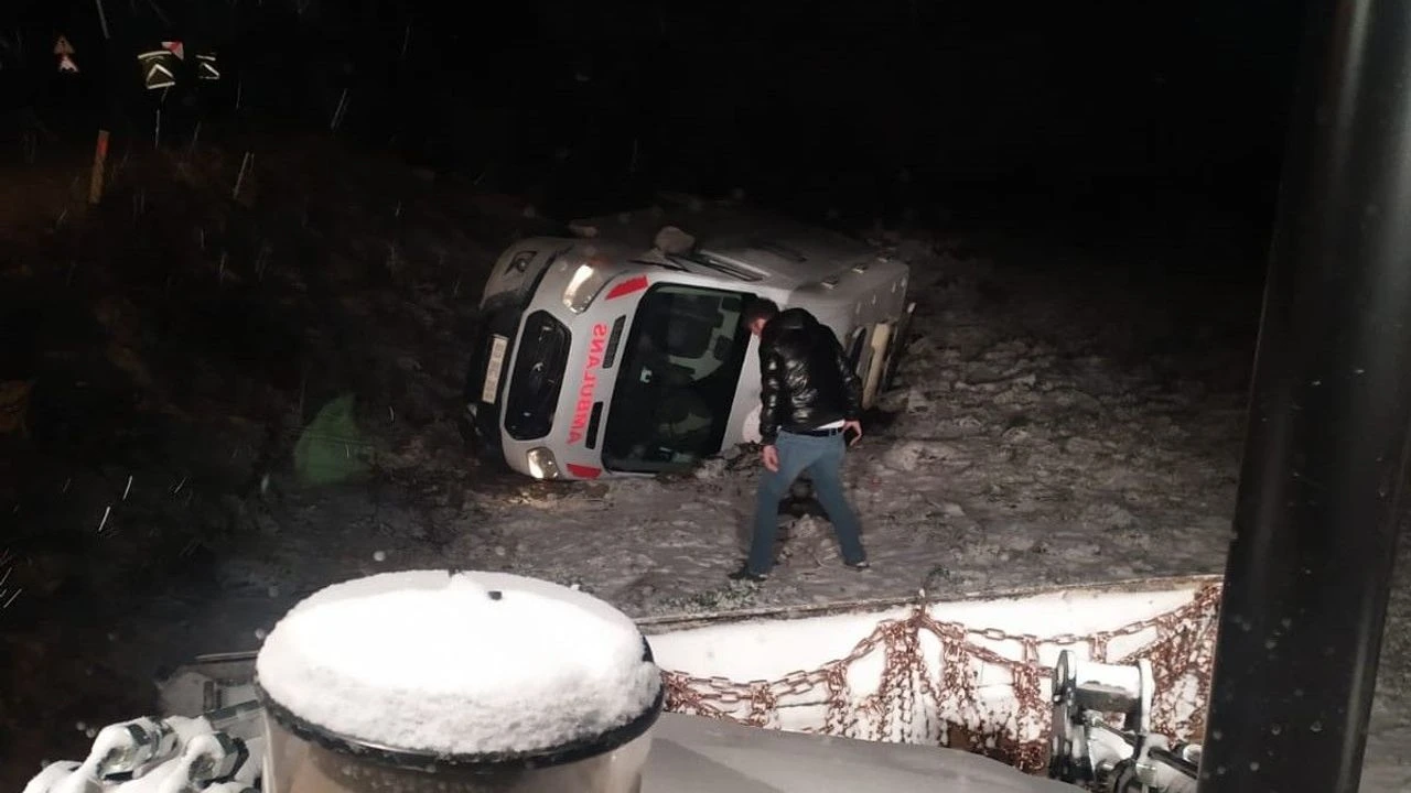Kontrolden Çıkarak Devrilen Ambulansın Sürücüsü Yaralandı