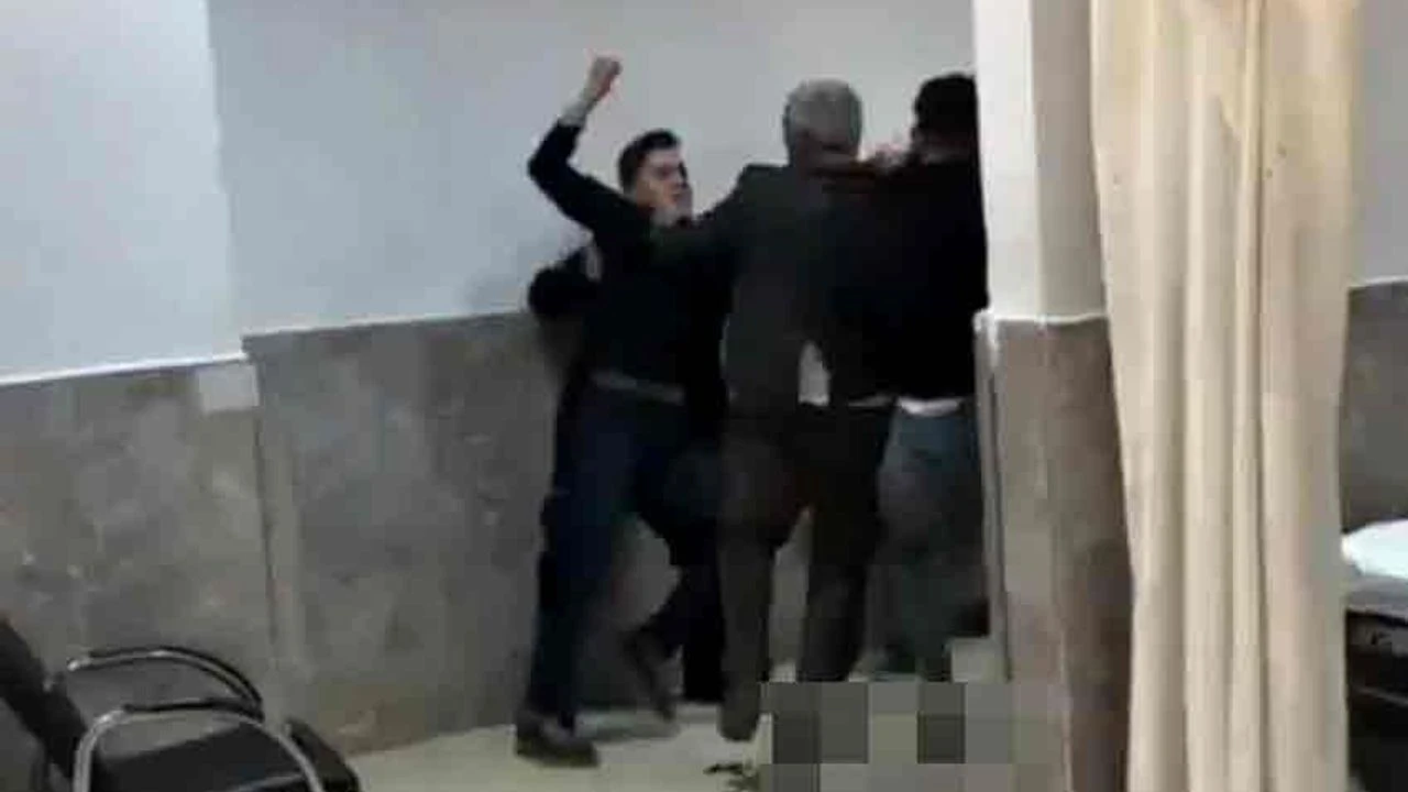 Hastane Acilinde Bıçaklı Kavga: 5 Yaralı Hastane Acilinde Bıçaklı Kavga: 5 Yaralı