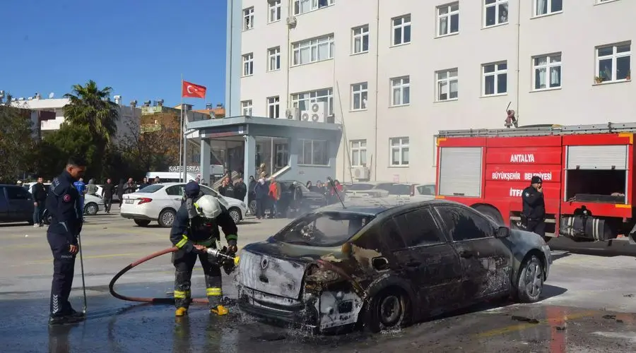 Antalya’nın Serik ilçesinde devlet hastanesi otoparkında park halindeki bir otomobil,