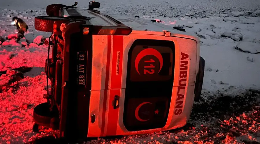 Şanlıurfa’nın Siverek ilçesinde yoğun kar yağışı nedeniyle kontrolden çıkan ambulans