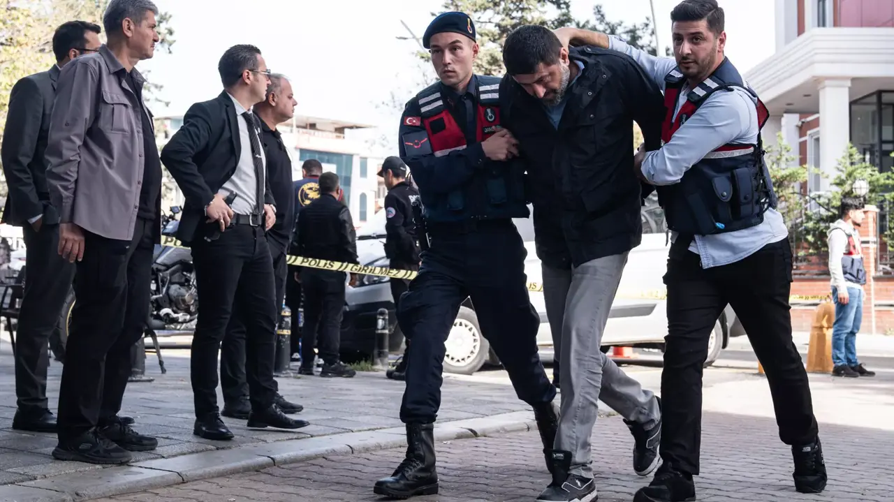 Yenidoğan Çetesi Davası Sanıklarından Doktor Cezaevinde İntihar Etti Yenidoğan Çetesi Davası Sanıklarından Doktor Cezaevinde İntihar Etti