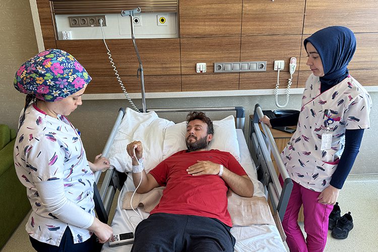 Konya'da yaşayan Çetin Mehmet Yılmaz, bel fıtığı şikayetiyle gittiği kişinin