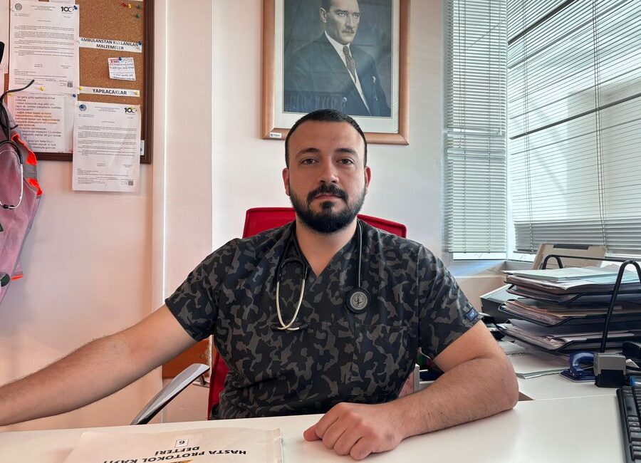 Trabzon'da özel klinikte görevli hekim Ekrem Akıncı (30), kendine özgü