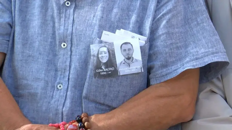 İzmir'in Menemen ilçesinde, düğün salonunun bahçe giriş kapısındaki dekoratif kemerin