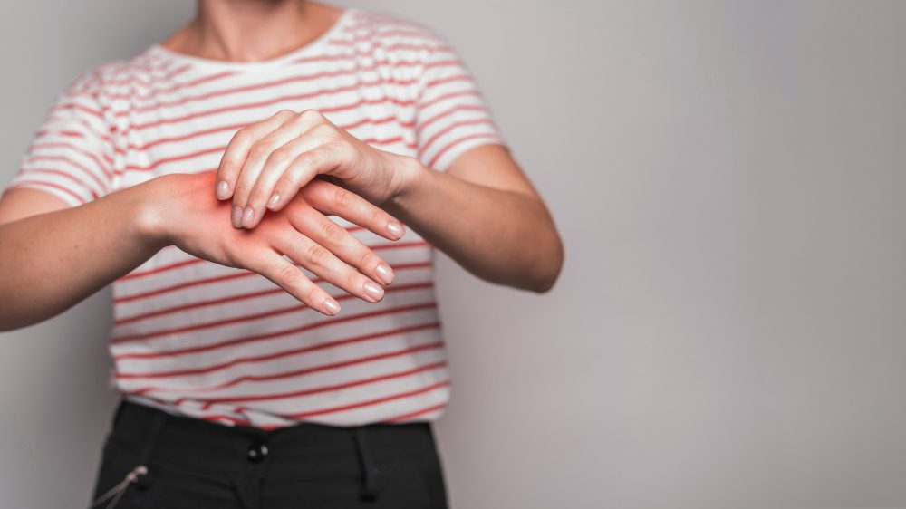 Romatoid artrit (RA), eklemlerde simetrik, kronik enflamasyonla seyreden, sistemik etkileri