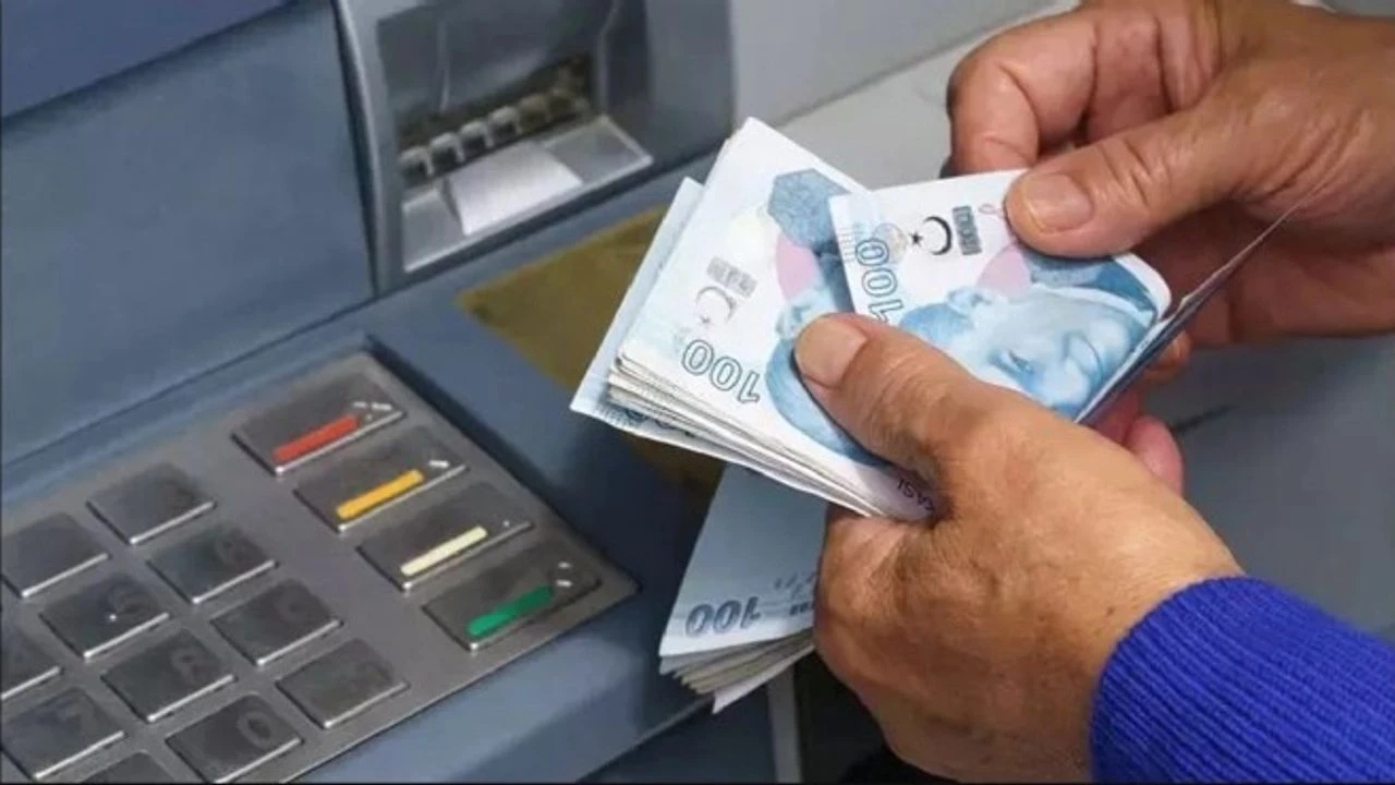 ATM’lerde Nakit Çekim Sınırları Yükseliyor: Bankalar Yeni Döneme Geçiyor ATM’lerde Nakit Çekim Sınırları Yükseliyor: Bankalar Yeni Döneme Geçiyor