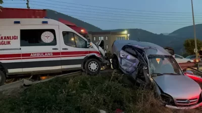 Bursa'nın Kestel ilçesinde, ambulansın çarptığı otomobilin sürücüsü yaralandı.
