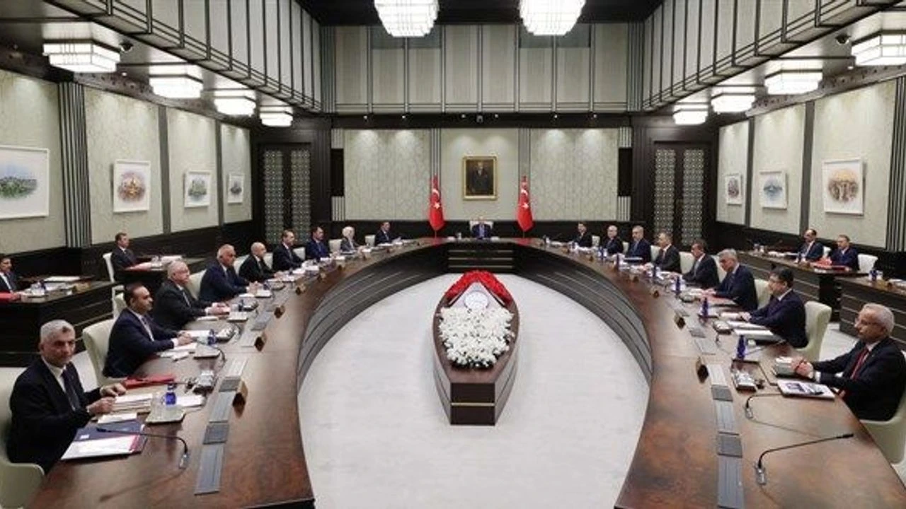 Kabine Gündeminde Zam ve Enflasyon Var: Emekliler ve Memurlar Beklemede Kabine Gündeminde Zam ve Enflasyon Var: Emekliler ve Memurlar Beklemede