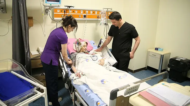 Malatya'da 15 haftalık hamileyken karaciğer yetmezliği teşhisi konulan anne, yapılan