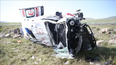 Kars'ta şarampole devrilen ambulanstaki biri doktor 4 sağlık çalışanı yaralandı.
