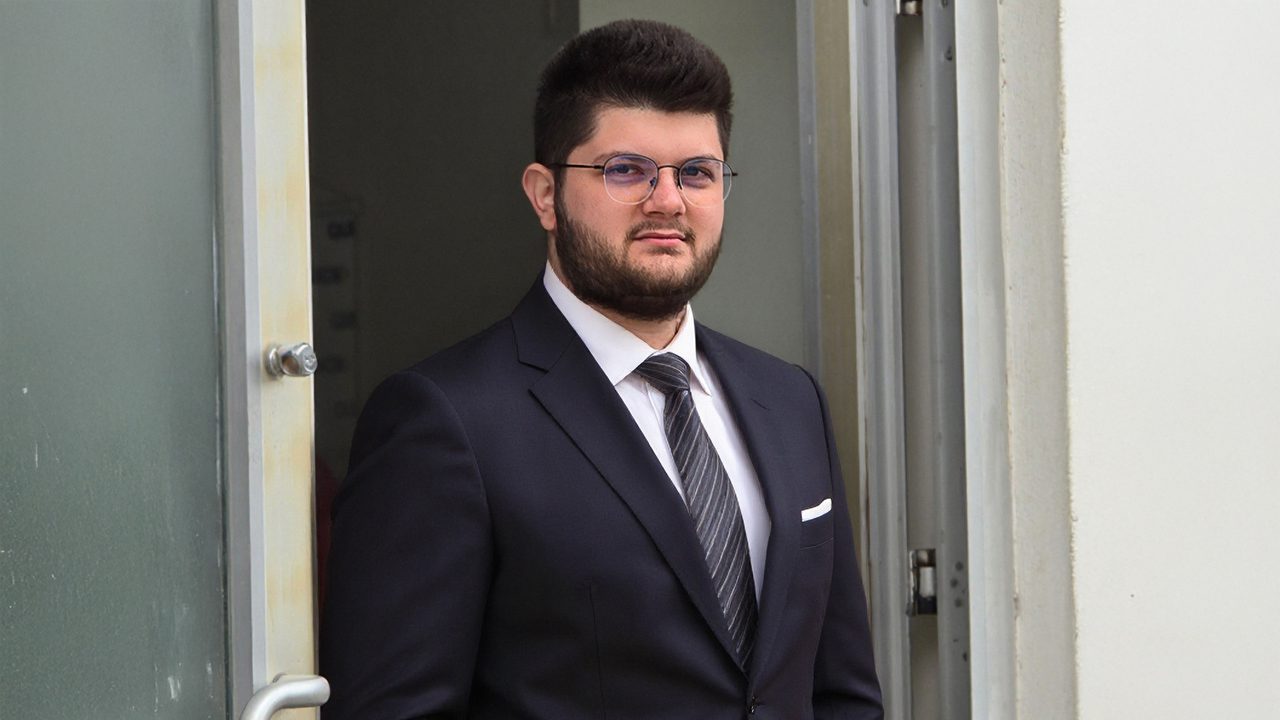 Ali Uyar, 2002 yılında Hatay’ın İskenderun ilçesinde doğmuş, genç yaşta