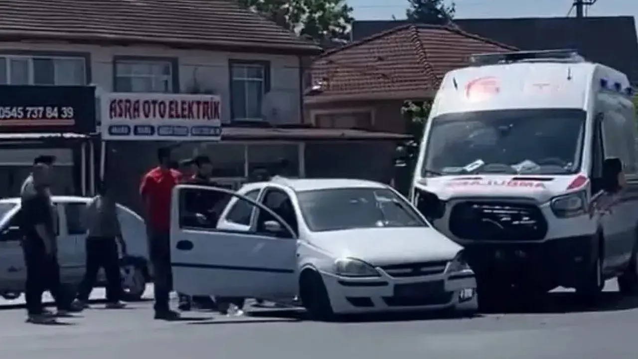 Ambulans ile Otomobil Kavşakta Çarpıştı: 2 Sürücü Yaralandı
