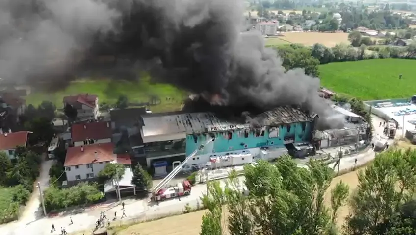 Bolu’nun Karacasu beldesinde medikal malzeme üretimi yapılan bir fabrikada yangın