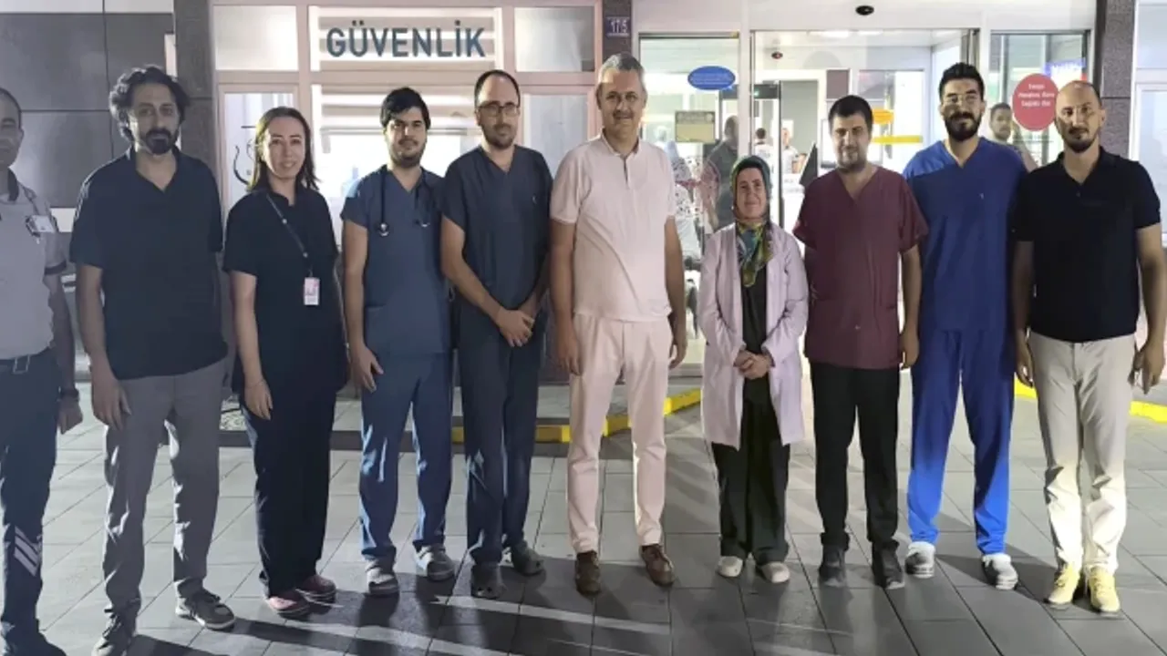 Gece Mesaisine Anlamlı Ziyaret: İl Sağlık Müdürü Sahada Sağlıkçılarla Buluştu