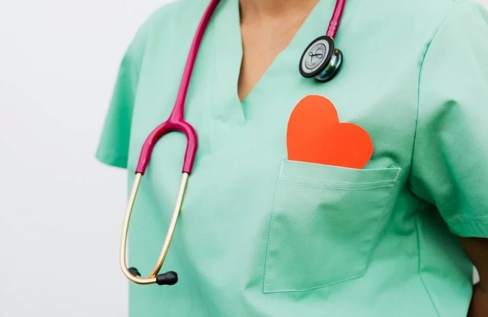 Hemşire Courtney El Refai, mesleğini adeta dünyaya taşıyor. İsveç’in başkenti