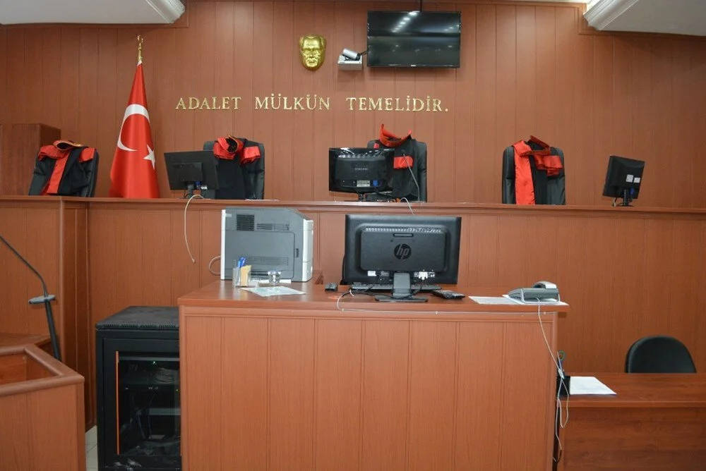 Yenidoğan Davasında Gerginlik: Mahkeme Heyeti ile Avukatlar Arasında Tartışma Yenidoğan Davasında Gerginlik: Mahkeme Heyeti ile Avukatlar Arasında Tartışma