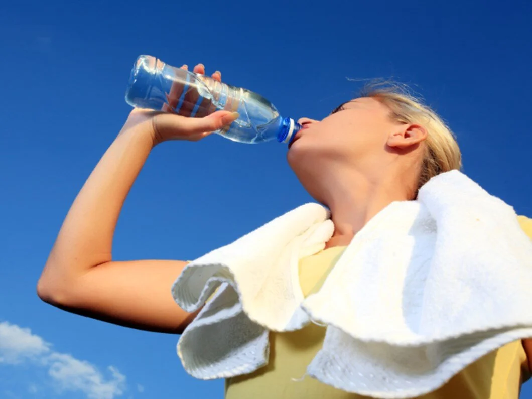 “Terliyken Soğuk Su İçmek Hasta Etmez”: Uzmandan Sıcak Havalarda Doğru Bilinen Yanlışlara Uyarı “Terliyken Soğuk Su İçmek Hasta Etmez”: Uzmandan Sıcak Havalarda Doğru Bilinen Yanlışlara Uyarı