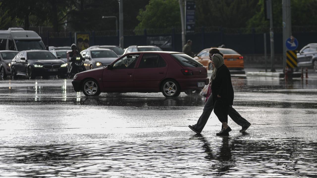 Hava Serinliyor: Hafta Sonu Yağış Geliyor, Doluya Dikkat! Hava Serinliyor: Hafta Sonu Yağış Geliyor, Doluya Dikkat!