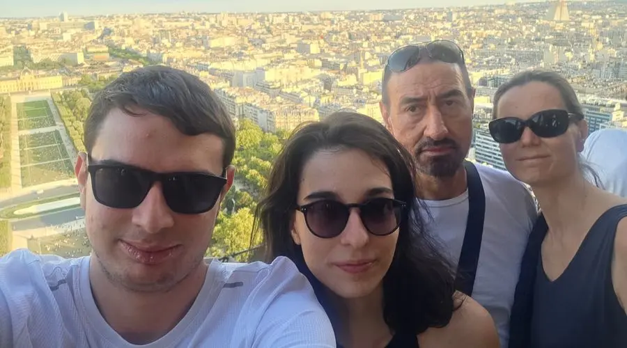 Bursa’da yaşayan ikiz kardeşler Naz ve Deniz Akdeniz, babaları Genel