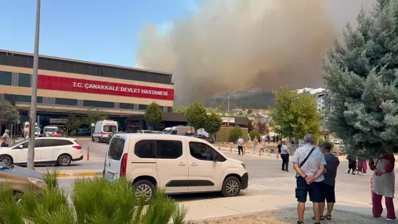 Çanakkale’de Korkutan Orman Yangını: Alevler Hastaneye Dayandı Çanakkale’de Korkutan Orman Yangını: Alevler Hastaneye Dayandı
