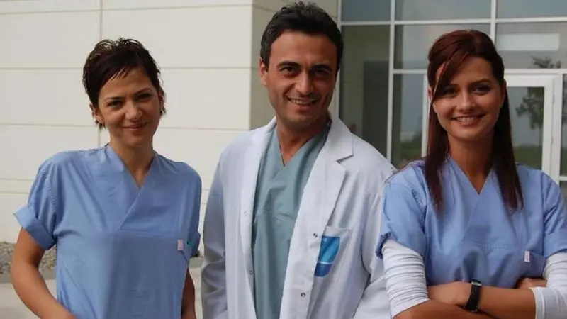 Ünlü şarkıcı Kutsi, sahne öncesi basın mensuplarının sorularını yanıtladı. Müziğe